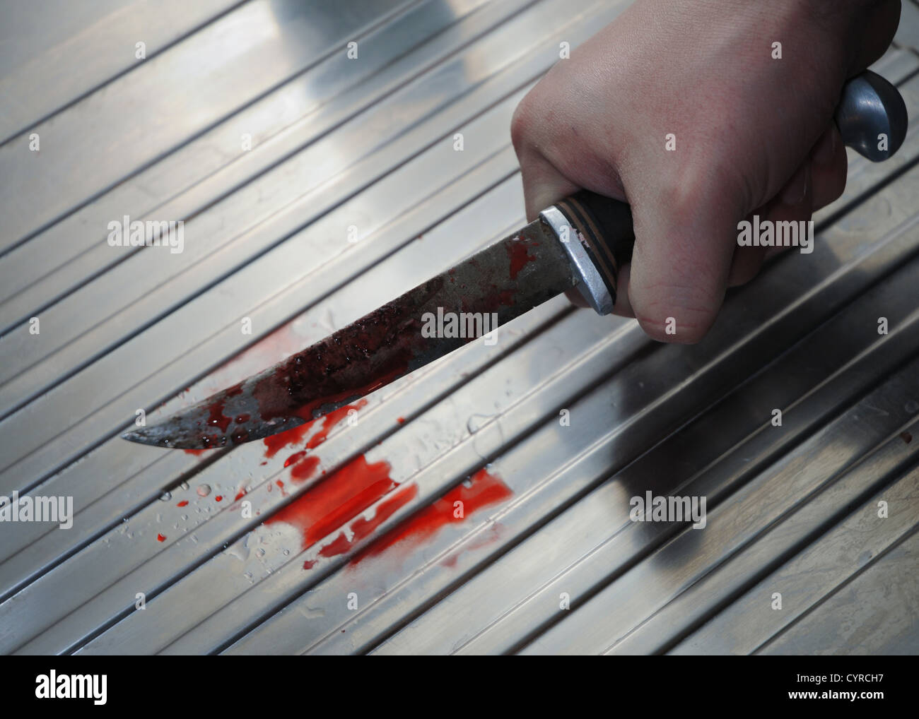 Couteau taché de sang, scène de meurtre Banque D'Images
