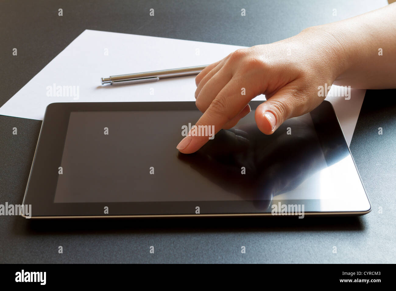 Femme part de la saisie sur écran tactile de tablette numérique Banque D'Images