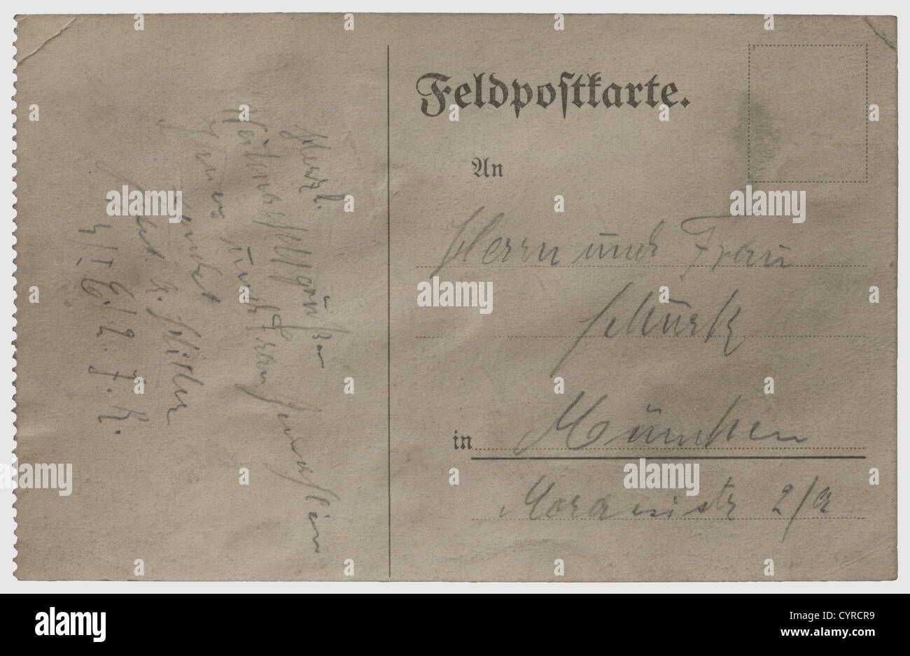 Adolf Hitler, UN dessin pour le marchand d'armes de Munich Adam Schurk(Schork)1916 carte postale de campagne avec un dessin au crayon de deux soldats en gris champ devant une grille de feu, un troisième homme se trouve à côté d'eux et écrit une lettre.signé et daté au bas à droite 'Adolf Dez.16', titré au bas Edge 'stille Nacht - Heilige Nacht...'(nuit silencieuse - nuit Sainte).l'inverse avec une adresse manuscrite au crayon 'Herrn und Frau Schurk München Morassistr.2/a' ainsi que la ligne de salutation 'Herzl.Weihnachtgrüße Ihnen und Frau Gemahlin sendet Gefrt.Hitler,aucun-supplément de droits Banque D'Images