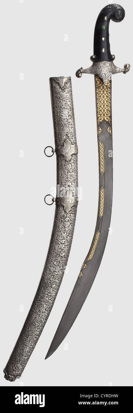 Un Kilij de présentation ottomane avec des diamants et des émeraudes, Sultan Mahmud II(r. 1808-1839)lame de la plus belle wootz-Damas foncé, coupé à l'arrière, et avec un double-point élargi.les deux côtés de la forte coupé avec des motifs géométriques en forme d'arabesque sur un fond doré.trois cartouilles de chaque côté le long de la colonne de la lame avec des touches dorées Décoration en forme de rouleau et inscription coranique sur le côté opposé. La croix argentée porte douze roses en diamant en or et trois émeraudes coupées en cabachon. La poignée de jade noir indien est incrustée. Droits supplémentaires - Clearences - non disponible Banque D'Images