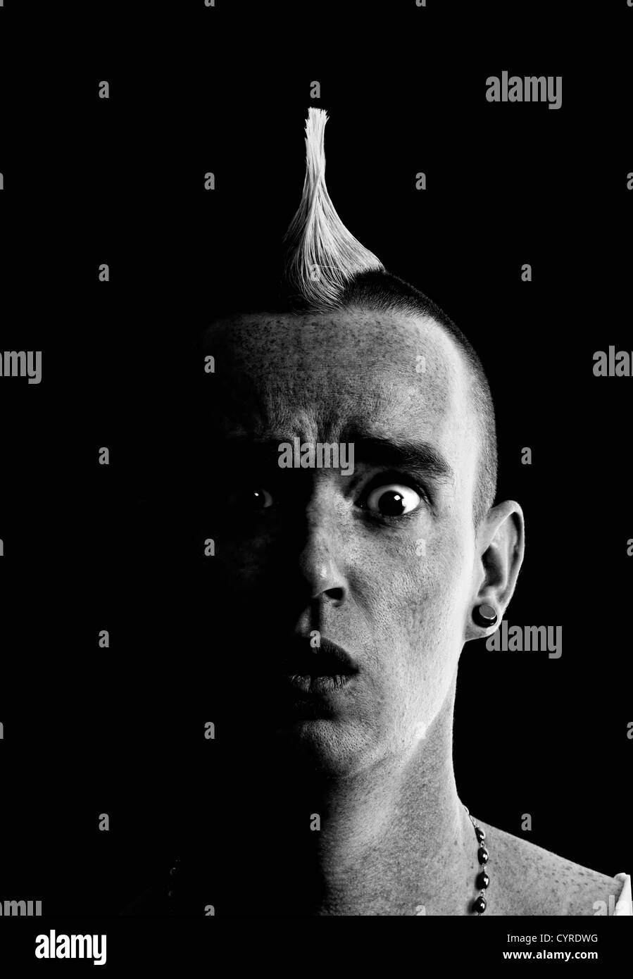 L'homme confus avec un grand a fait le Mohawk Banque D'Images