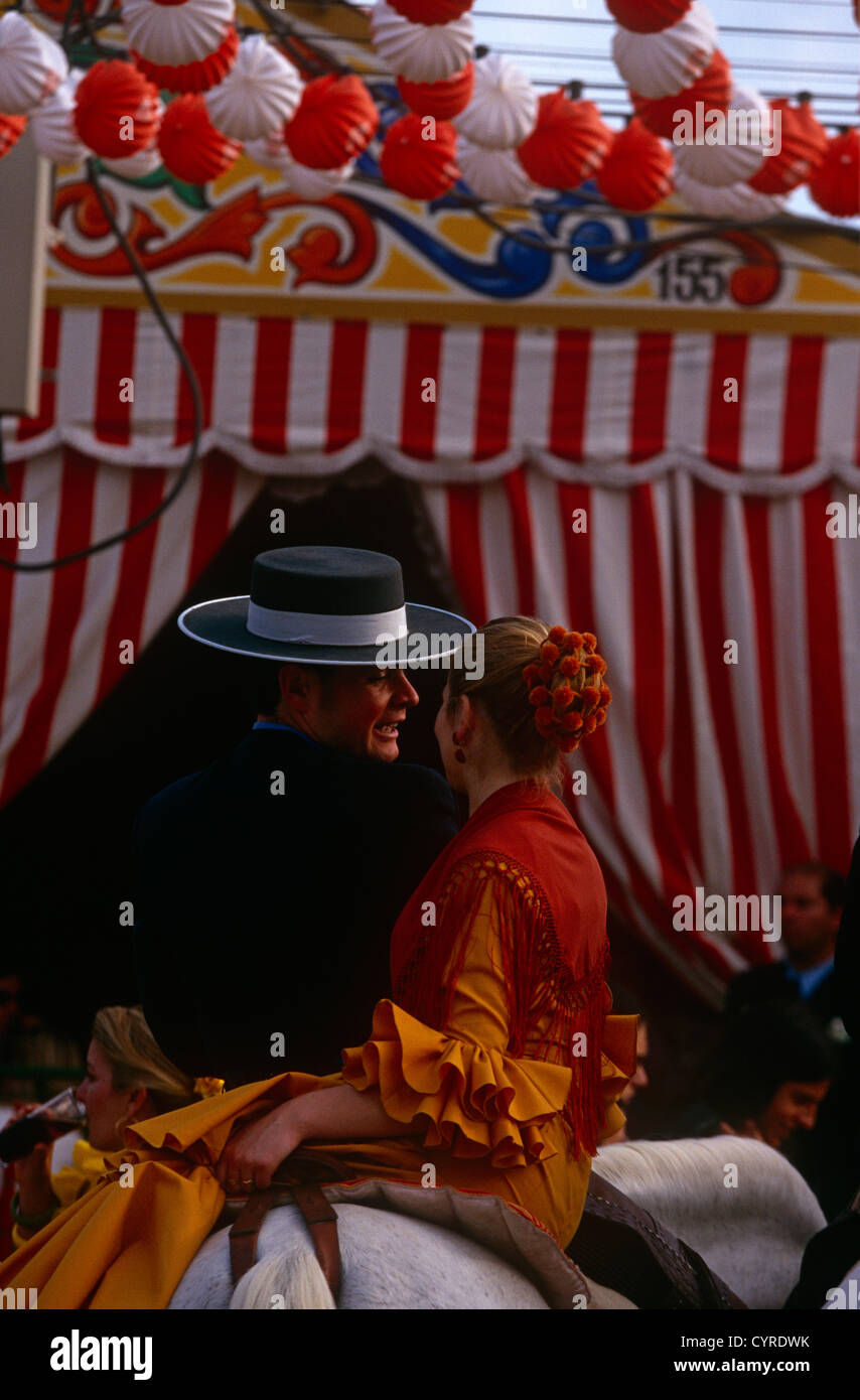 Un cavalier monté avec une fille dans les rues de Séville au printemps Feria, Espagne. Banque D'Images