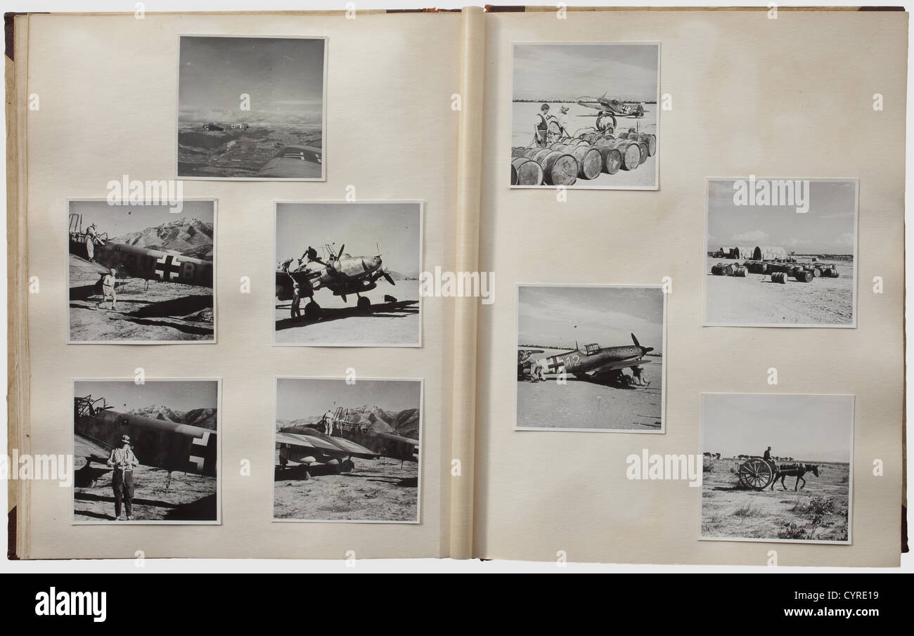 Prix, insignes et photographies d'un officier dans l'aile de combattant lourd/destroyer 'Horst Wessel' Iron Cross 1ère et 2ème classe de 1939. Badge du pilote dans le domaine des métaux non ferreux, aigle noirci, couronne argentée, boîtier (Nie 7.07.01 a4). Fermoir de l'escadron de la Luftwaffe dans le dossier argent,métaux non ferreux,argenté(Nie 7.07.22 e1). Fermoir de l'escadron de Luftwaffe en or, problème de métal non ferreux, doré(Nie 7.07.22 d1), cas de la moraillon de l'escadron en bronze, Bulgarie, insigne du pilote, timbre du fabricant inversé de Sofia ainsi que l'ordre de la bravoure, 3e modèle, 4e classe, 2e classe, boîtier. 'Kreta' hi, droits supplémentaires-Clearences-non disponible Banque D'Images