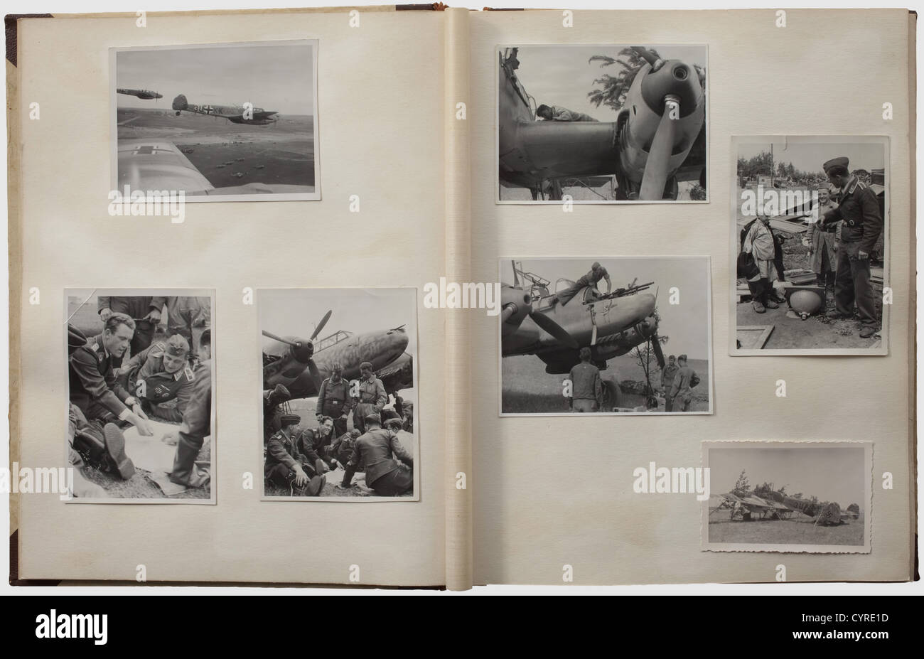 Prix, insignes et photographies d'un officier dans l'aile de combattant lourd/destroyer 'Horst Wessel' Iron Cross 1ère et 2ème classe de 1939. Badge du pilote dans le domaine des métaux non ferreux, aigle noirci, couronne argentée, boîtier (Nie 7.07.01 a4). Fermoir de l'escadron de la Luftwaffe dans le dossier argent,métaux non ferreux,argenté(Nie 7.07.22 e1). Fermoir de l'escadron de Luftwaffe en or, problème de métal non ferreux, doré(Nie 7.07.22 d1), cas de la moraillon de l'escadron en bronze, Bulgarie, insigne du pilote, timbre du fabricant inversé de Sofia ainsi que l'ordre de la bravoure, 3e modèle, 4e classe, 2e classe, boîtier. 'Kreta' hi, droits supplémentaires-Clearences-non disponible Banque D'Images