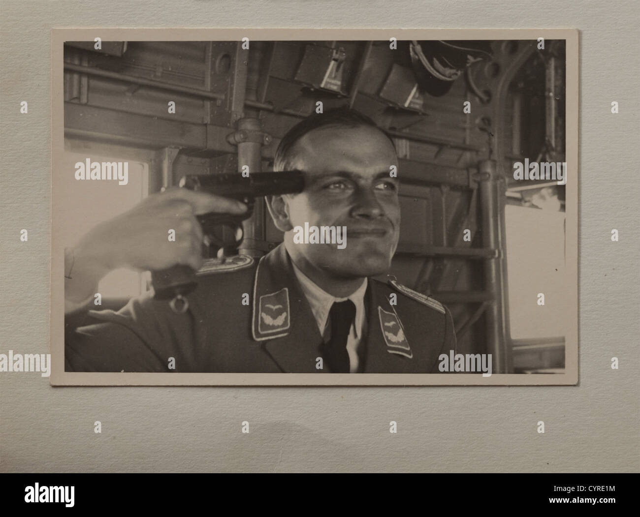 Prix, insignes et photographies d'un officier dans l'aile de combattant lourd/destroyer 'Horst Wessel' Iron Cross 1ère et 2ème classe de 1939. Badge du pilote dans le domaine des métaux non ferreux, aigle noirci, couronne argentée, boîtier (Nie 7.07.01 a4). Fermoir de l'escadron de la Luftwaffe dans le dossier argent,métaux non ferreux,argenté(Nie 7.07.22 e1). Fermoir de l'escadron de Luftwaffe en or, problème de métal non ferreux, doré(Nie 7.07.22 d1), cas de la moraillon de l'escadron en bronze, Bulgarie, insigne du pilote, timbre du fabricant inversé de Sofia ainsi que l'ordre de la bravoure, 3e modèle, 4e classe, 2e classe, boîtier. 'Kreta' hi, droits supplémentaires-Clearences-non disponible Banque D'Images