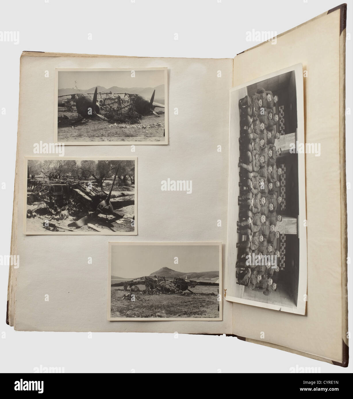 Prix, insignes et photographies d'un officier dans l'aile de combattant lourd/destroyer 'Horst Wessel' Iron Cross 1ère et 2ème classe de 1939. Badge du pilote dans le domaine des métaux non ferreux, aigle noirci, couronne argentée, boîtier (Nie 7.07.01 a4). Fermoir de l'escadron de la Luftwaffe dans le dossier argent,métaux non ferreux,argenté(Nie 7.07.22 e1). Fermoir de l'escadron de Luftwaffe en or, problème de métal non ferreux, doré(Nie 7.07.22 d1), cas de la moraillon de l'escadron en bronze, Bulgarie, insigne du pilote, timbre du fabricant inversé de Sofia ainsi que l'ordre de la bravoure, 3e modèle, 4e classe, 2e classe, boîtier. 'Kreta' hi, droits supplémentaires-Clearences-non disponible Banque D'Images