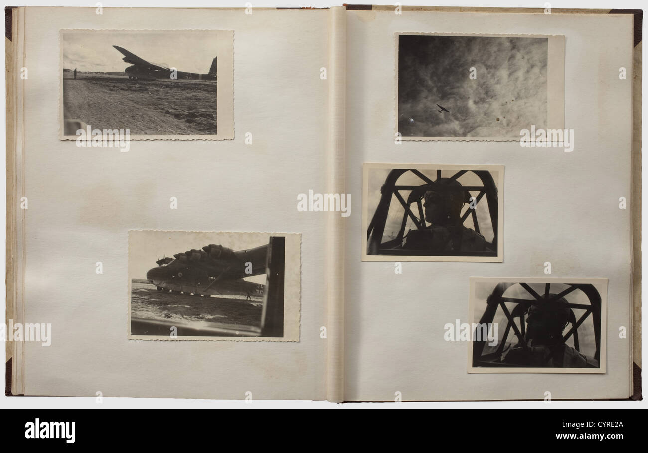 Prix, insignes et photographies d'un officier dans l'aile de combattant lourd/destroyer 'Horst Wessel' Iron Cross 1ère et 2ème classe de 1939. Badge du pilote dans le domaine des métaux non ferreux, aigle noirci, couronne argentée, boîtier (Nie 7.07.01 a4). Fermoir de l'escadron de la Luftwaffe dans le dossier argent,métaux non ferreux,argenté(Nie 7.07.22 e1). Fermoir de l'escadron de Luftwaffe en or, problème de métal non ferreux, doré(Nie 7.07.22 d1), cas de la moraillon de l'escadron en bronze, Bulgarie, insigne du pilote, timbre du fabricant inversé de Sofia ainsi que l'ordre de la bravoure, 3e modèle, 4e classe, 2e classe, boîtier. 'Kreta' hi, droits supplémentaires-Clearences-non disponible Banque D'Images