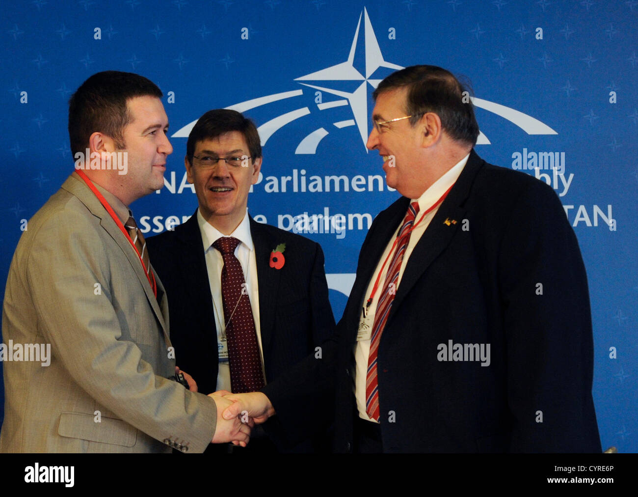 Président de l'Assemblée parlementaire de l'OTAN Karl Lamers (à droite) serre la main avec le chef de la délégation tchèque à l'Assemblée parlementaire de l'OTAN Jan Hamacek lors d'une conférence de presse lors de la session annuelle de l'Assemblée parlementaire de l'OTAN à Prague, en République tchèque, le 9 novembre 2012. Assemblée parlementaire de l'OTAN David Hobbs est vu dans le centre. (Photo/CTK Michal Kamaryt) Banque D'Images