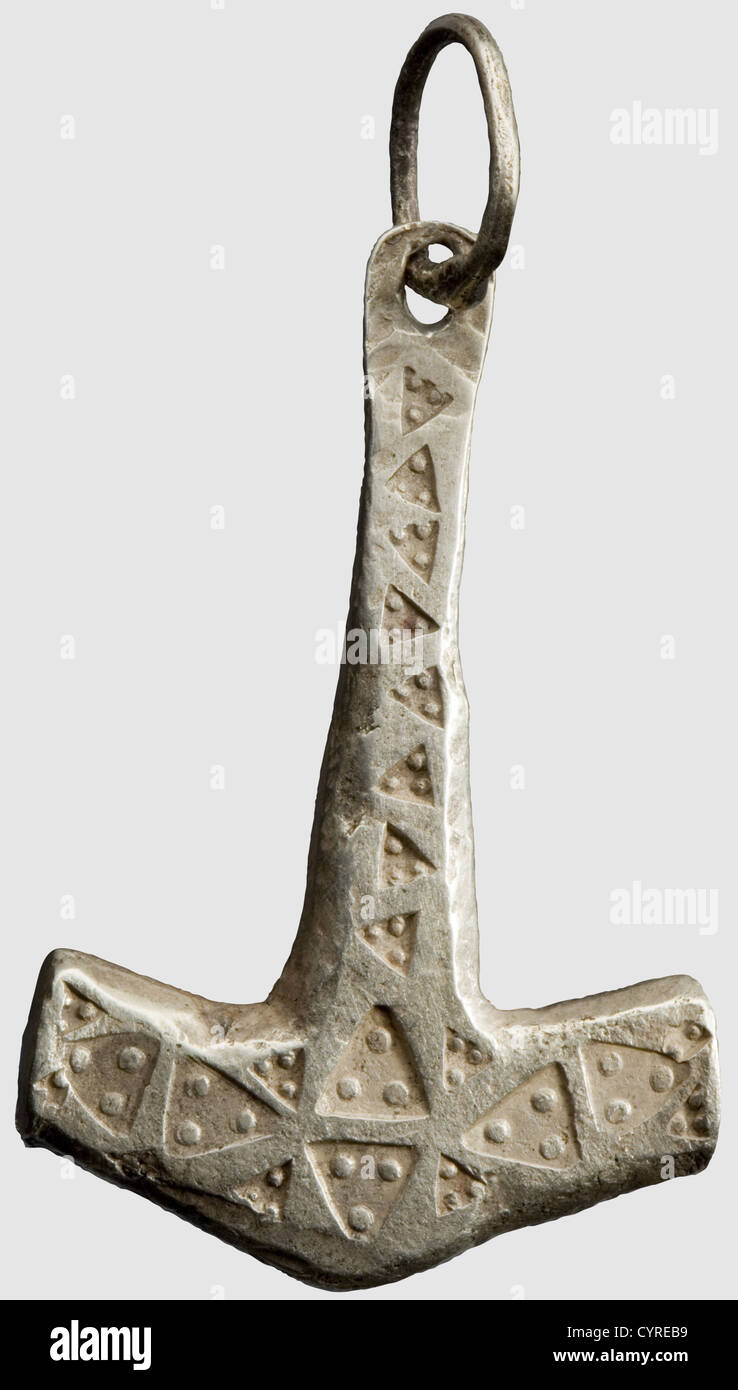 Une suspension Thor's Hammer en electrum,Viking,9e/10e siècle. Un marteau piquant forgé en une seule pièce, en alliage d'or gris argenté (environ 40 % d'or, 50 % d'argent, 10 % de cuivre). L'extrémité aplatie de la poignée percée pour la bague de transport fixée. Les deux côtés sont décorés de décorations perforées. Longueur 4.5 cm, poids 21.5 g. Preuve extrêmement rare de l'adoration des dieux nordiques à l'époque de la christianisation précoce, historique, historique, monde antique, monde antique, temps anciens, objet, objets, alambics, coupure, découpe, découpes, fine a, droits additionnels-Clearences-non disponible Banque D'Images