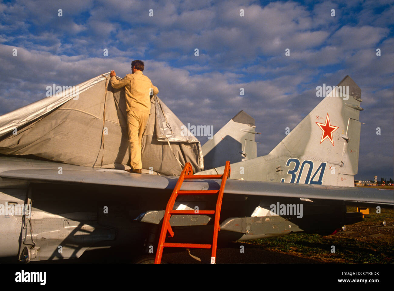 Un technicien Migoyan couvre un Mikoyan MiG-29 jet car il rend sa toute première apparition à l'écran un spectacle aérien de l'ouest. Banque D'Images