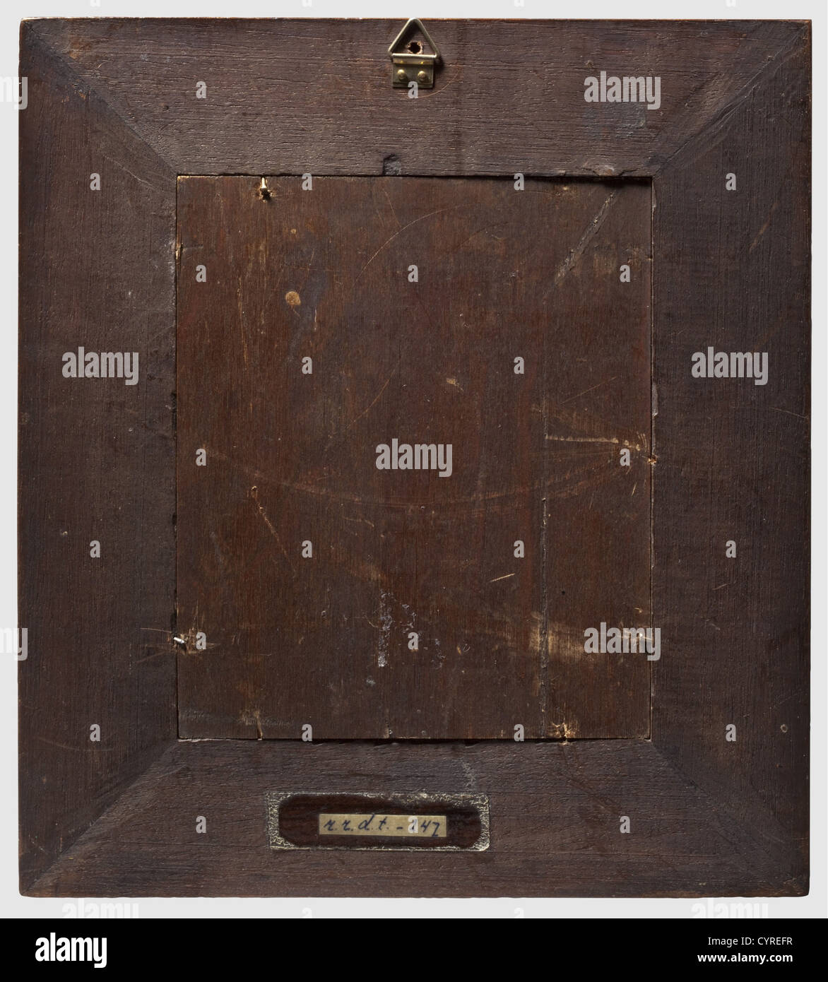 Marie et enfant, Limoges, 18e siècle plaque de cuivre camberé avec polychrome fin, peinture émail. Représentation de la mère de Dieu assise avec le bébé Jésus sur ses genoux, une fleur dans la main gauche. Entouré de vignes en forme de chasing sur fond noir. Un trou de fixation sur les jantes supérieure et inférieure. Cadre en noyer moulé, partiellement recouvert de velours vert. Dimensions de l'image 13 x 10.7 cm. Dimensions du cadre 22.5 x 20 cm,historique,historique,XVIIIe siècle,artisanat,artisanat,artisanat,objets,photos,découpe,coupures,coupures,découpe,découpe,droits additionnels-Clearences-non disponible Banque D'Images