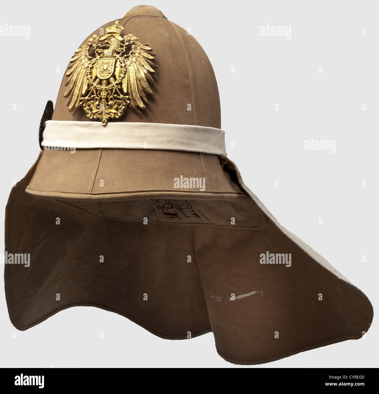 Un modèle 1900 PITH casque pour les hommes enlistés,du 1. Corps de casque du Régiment d'infanterie de l'Asie de l'est en liège, recouvert d'un foret de coton. Barrière de cou repliable segmentée, enroulée d'une bande blanche (indiquant l'infanterie) portant une blade impériale (repeinte dans certaines parties). Sur la face avant, la plaque d'aigle impériale est fixée par deux crochets en fil. Doublé d'un peu défraîchi de coton vert, bandeau de sueur en cuir, marque du fabricant de la compagnie Bortfeld, timbres de la salle d'approvisionnement du 1er Régiment d'infanterie de l'Asie de l'est, I. Batallion('1.O.J.R.I.B. 1905') et la désignation de taille 54 1/2, droits supplémentaires-garanties-non disponible Banque D'Images