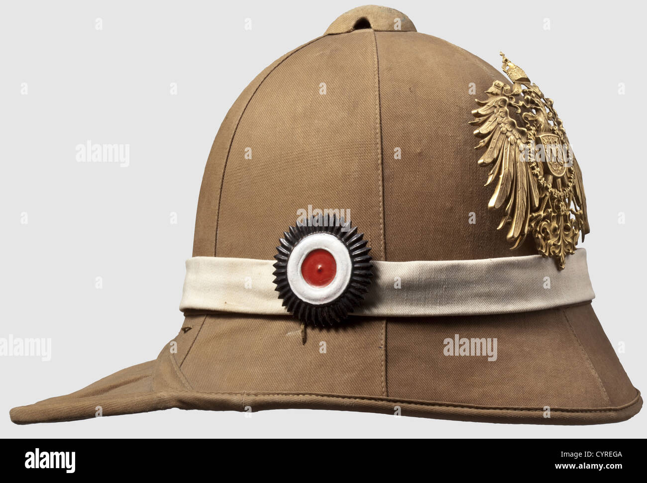 Un modèle 1900 PITH casque pour les hommes enlistés,du 1. Corps de casque du Régiment d'infanterie de l'Asie de l'est en liège, recouvert d'un foret de coton. Barrière de cou repliable segmentée, enroulée d'une bande blanche (indiquant l'infanterie) portant une blade impériale (repeinte dans certaines parties). Sur la face avant, la plaque d'aigle impériale est fixée par deux crochets en fil. Doublé d'un peu défraîchi de coton vert, bandeau de sueur en cuir, marque du fabricant de la compagnie Bortfeld, timbres de la salle d'approvisionnement du 1er Régiment d'infanterie de l'Asie de l'est, I. Batallion('1.O.J.R.I.B. 1905') et la désignation de taille 54 1/2, droits supplémentaires-garanties-non disponible Banque D'Images