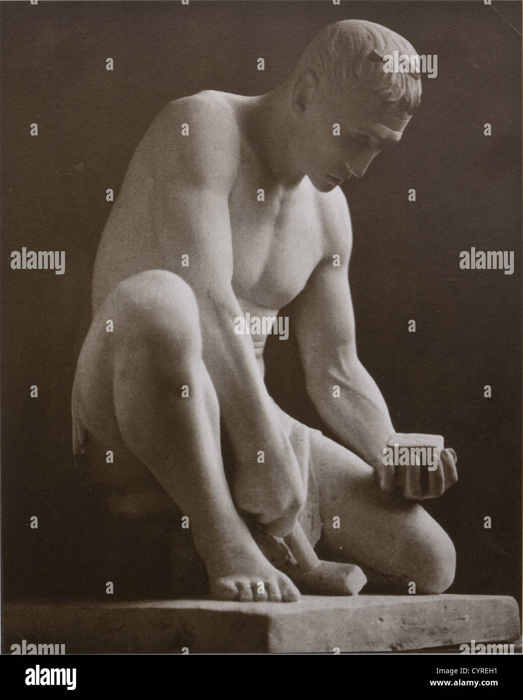 Professeur Kurt Schmid-Ehmen(1901 - 1968),Paver,1959 version Bronze avec patine foncée, sculpture exceptionnelle d'un homme crochré avec une pierre de trottoir et un marteau.Monogram 's.E.' sur le plinthe.hauteur 45 cm.Schmid-Ehmen a créé le finisseur en plâtre coloré pour la première fois en 1930.la deuxième version et le plâtre beaucoup plus détaillé a été fait En 1942 et a été exposé en 1943 à la Große Deutsche Kunstausstellung,Haus der Kunst,München.la troisième et dernière version a été exécutée en bronze et varie seulement en détail de la version 1942, historique,hisco,Additional-Rights-Clearences-not available Banque D'Images