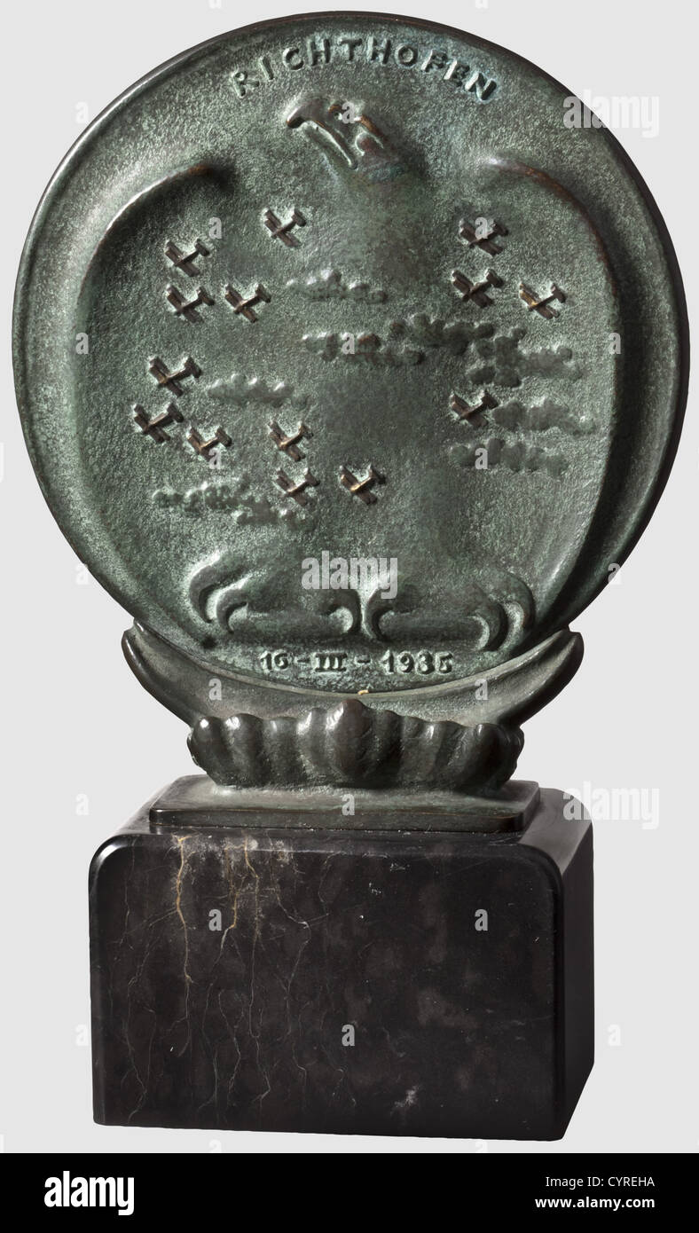 Hermann Göring - une plaque commémorative, sur la fondation de l'aile de combat 'Richthofen' Bronze avec une patine verte.côté opposé à un escadron de combattants de doubledecker dans les nuages, contre un aigle à la hausse comme fond,inscrit 'Richthofen' et la date '16.III.1935'.face inversée avec une devise et un drapeau de swastika en fond.16.cm Stand sur une base en marbre.hauteur totale 26 cm.l'aile de chasse 132, garrisée à Döberitz Damm a été rebaptisée 'Jagdgeschwader Richthofen Nr.2' en mars 1935.Hermann Göring,ministre de l'aviation a,Additional-Rights-Clearences-not available Banque D'Images
