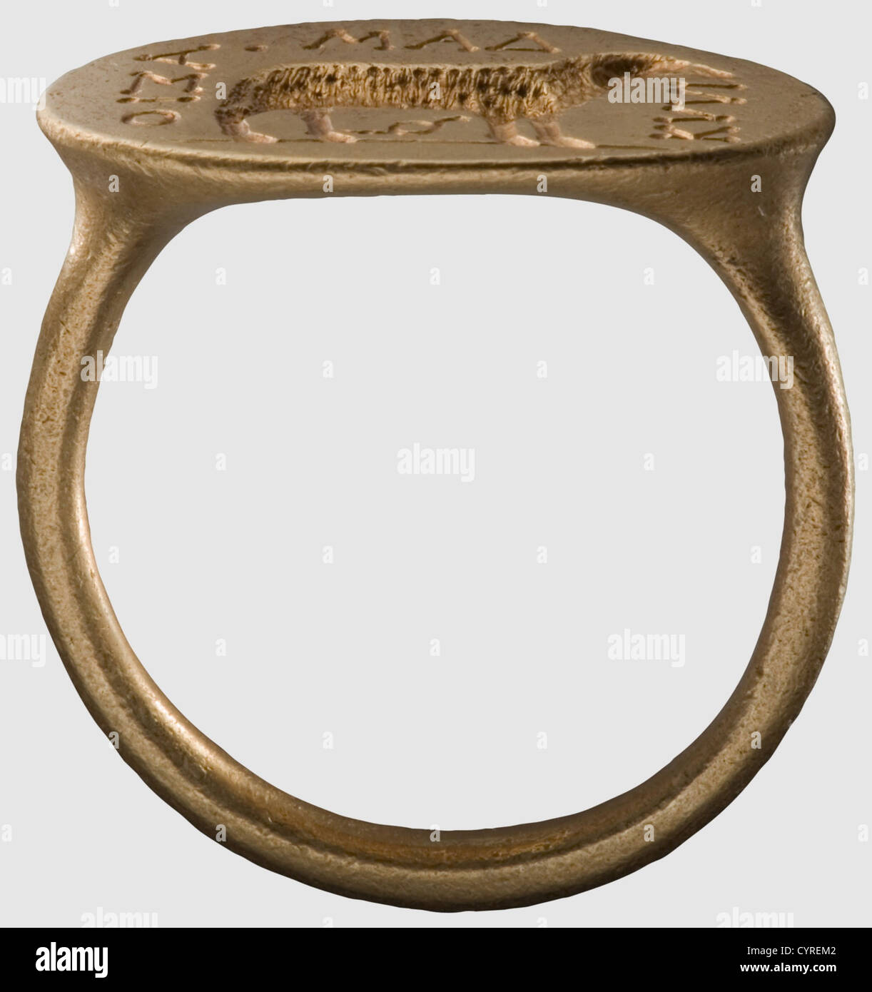 Un anneau de signe grec doré, 5e/4e siècle avant-première manche rond lourd  avec une face de joint ovale finement coupée, représentant un bélier  debout, avec un serpent enroulé entre ses jambes. La