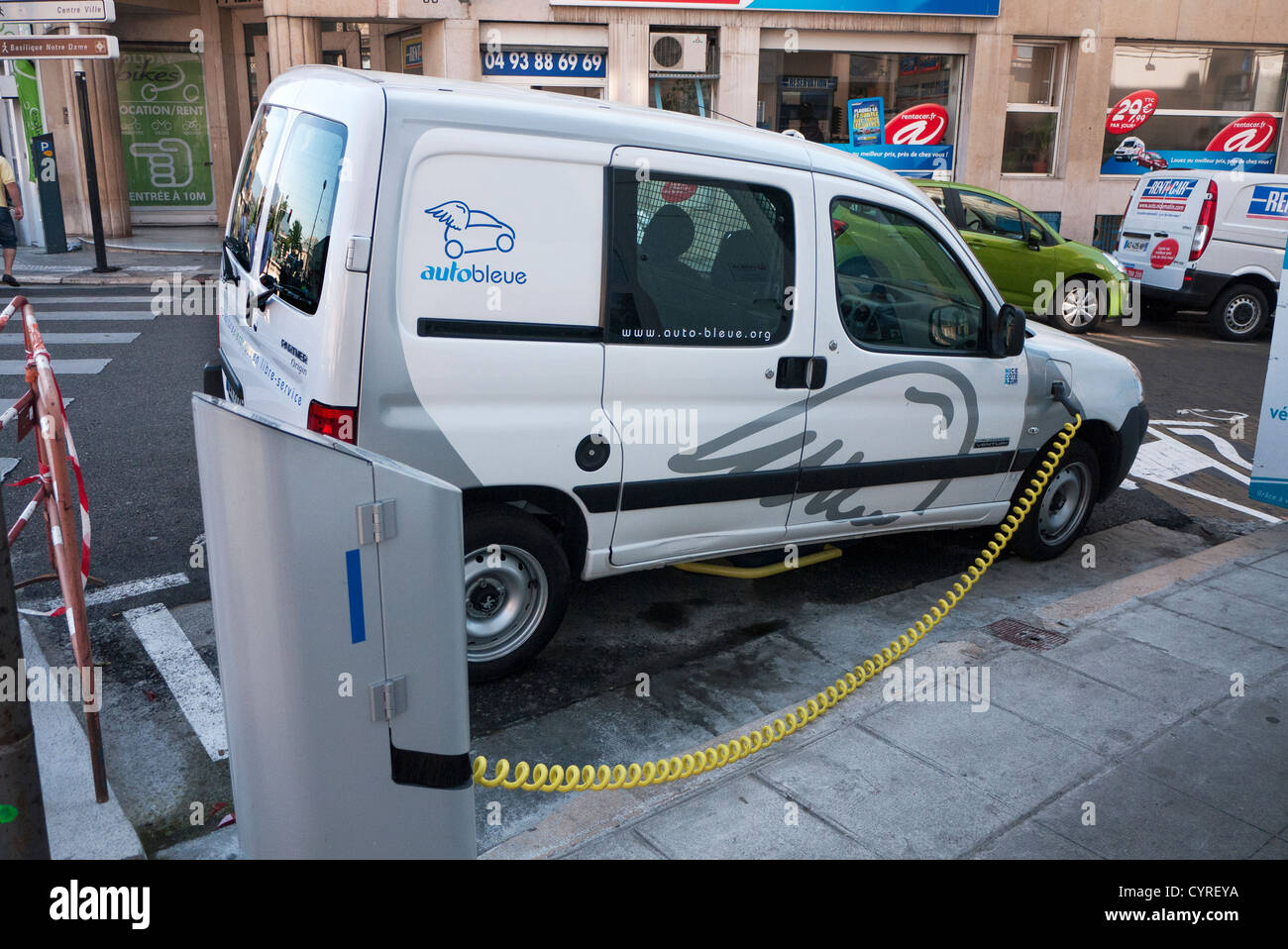 Voiture électrique auto Bleue à un point de recharge à Nice France Banque D'Images