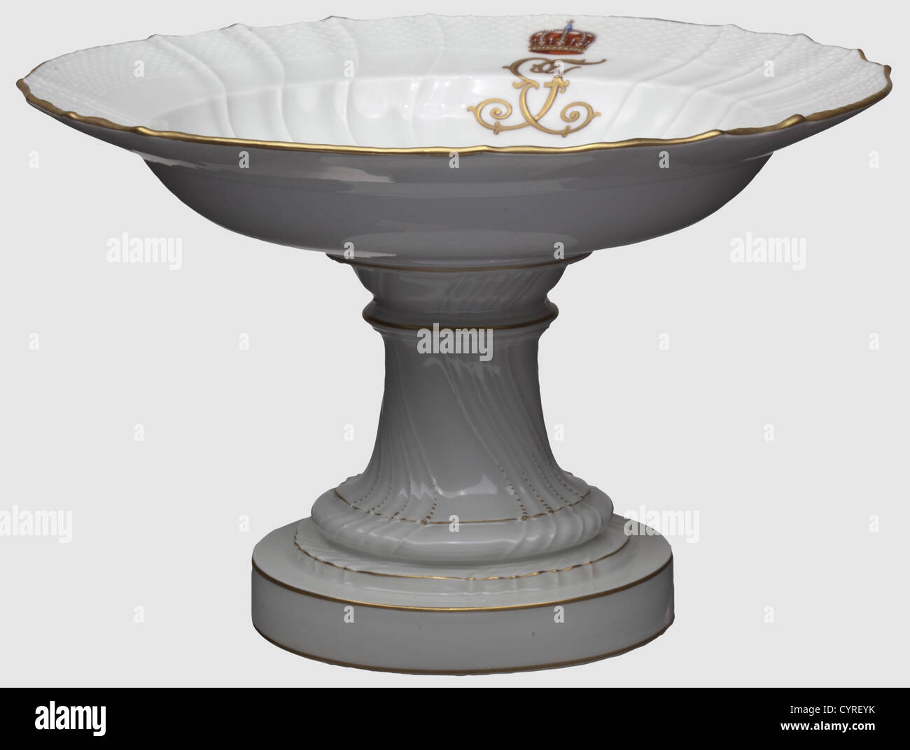 Prince Eitel Friedrich von Preußen (1883 - 1943) - UN bol à pied de KPM (Manufacture de porcelaine royale), porcelaine blanche avec rebord doré et décoration dorée fine, couronné « EF » dans le bol. Fond de la base avec le tampon '30C', la marque de cépage sous-vernie ainsi que la marque impériale orbe et l'année '1908'. Hauteur 15 cm, diamètre 23.5 cm, historique, historique, 19e siècle, Prusse, Prusse, allemand, Allemagne, militaria, militaire, objet, objets, alambics, coupure, découpe, découpe, plat, plats, droits additionnels-Clearences-non disponible Banque D'Images