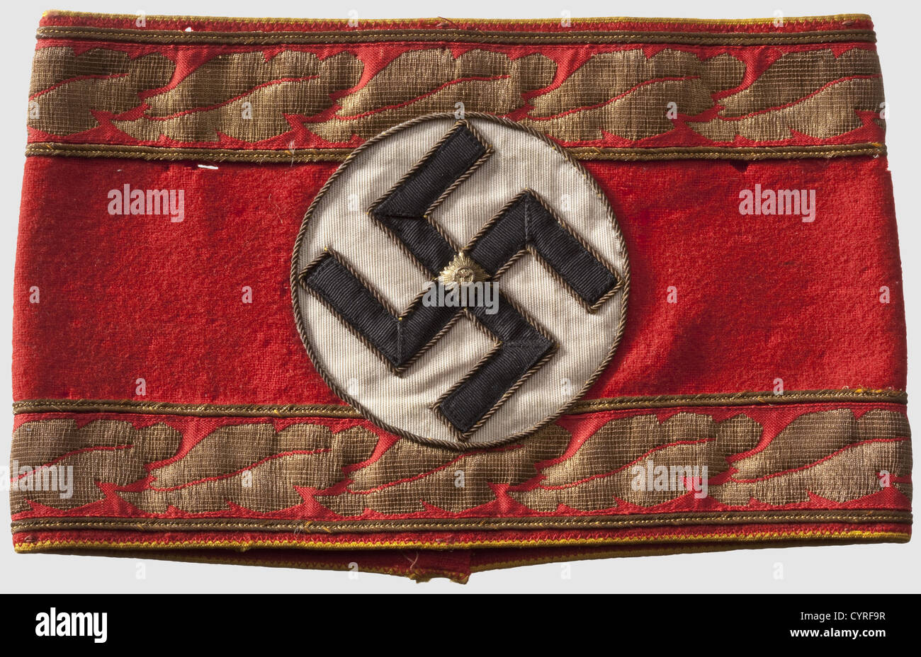 Martin Bormann(1900 - 1945), brassard pour Reichsleiter tissu rouge, moiré noir swastika avec étoile argentée (médaillon avec aigle national en relief), sol en moiré blanc, bordure dorée, le bord supérieur et inférieur avec larges bandes de feuilles de chêne doré et passepoil doré. Dégâts aux papillons, taillés, longueur 43 cm, hauteur 13 cm. Martin Bormann était l'un des 18 Reichsleiter du NSDAP. Hitler lui a confié la gestion de ses biens personnels et l'a chargé de construire et de superviser le «Führersperrgebiet» (zone interdite) sur l'Obersalzberg. Après le vol de Hess, droits supplémentaires-Clearences-non disponible Banque D'Images