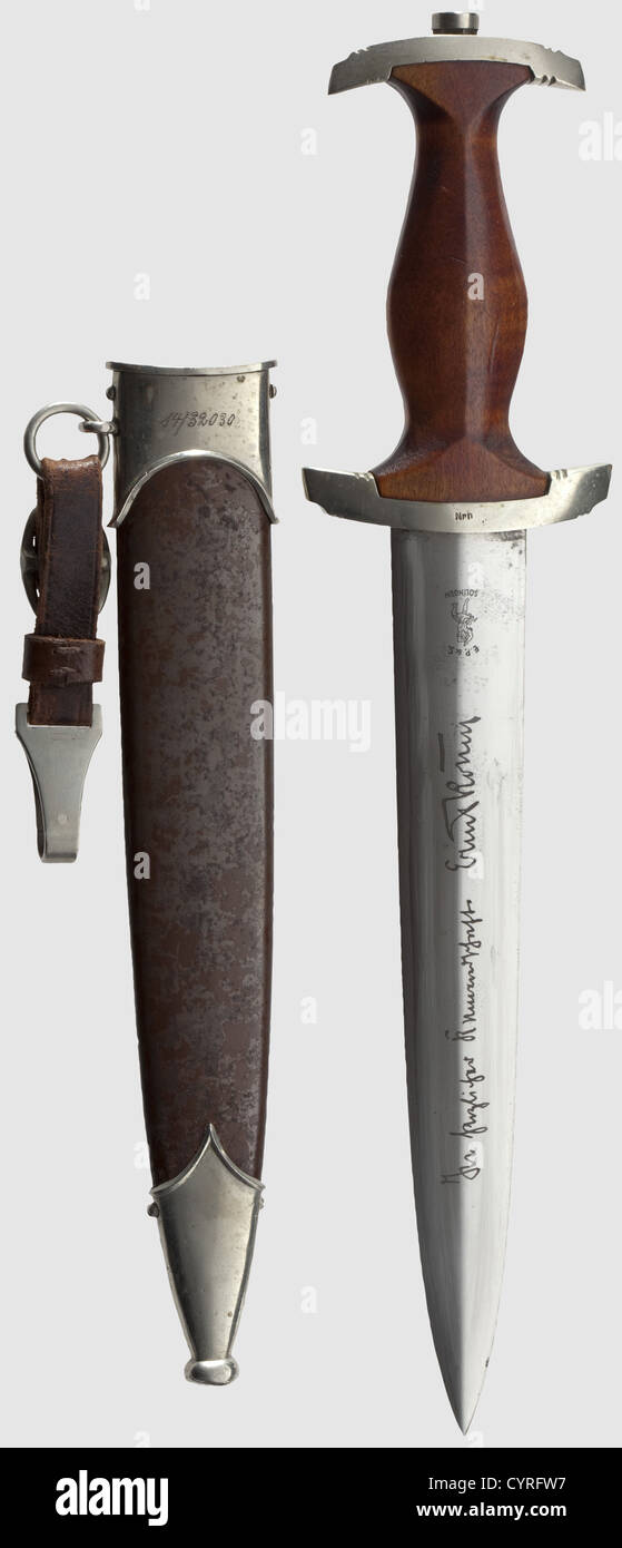 Un modèle 34 sa honneur dagger, avec le dédicace de RÖHM la lame gravée avec la devise 'Alles für Deutschland'(tout pour l'Allemagne) sur le côté opposé, avec le dédicament 'in herzlicher Kameradschaft Ernst Rohm'(en cordial camaraderie Ernst Röhm) sur le dos avec la marque estampillée du fabricant de E.P. & S. Solingen, avec insert en bois marron avec emblèmes caractéristiques du type, le garde-croix estampé « NRH » (pour le groupe sa Lower Rhine) et plaqué nickel-argent, et le fourreau avec supports nickel-argent et traces de fini bruni, la partie supérieure, droits supplémentaires-Clearences-non disponible Banque D'Images