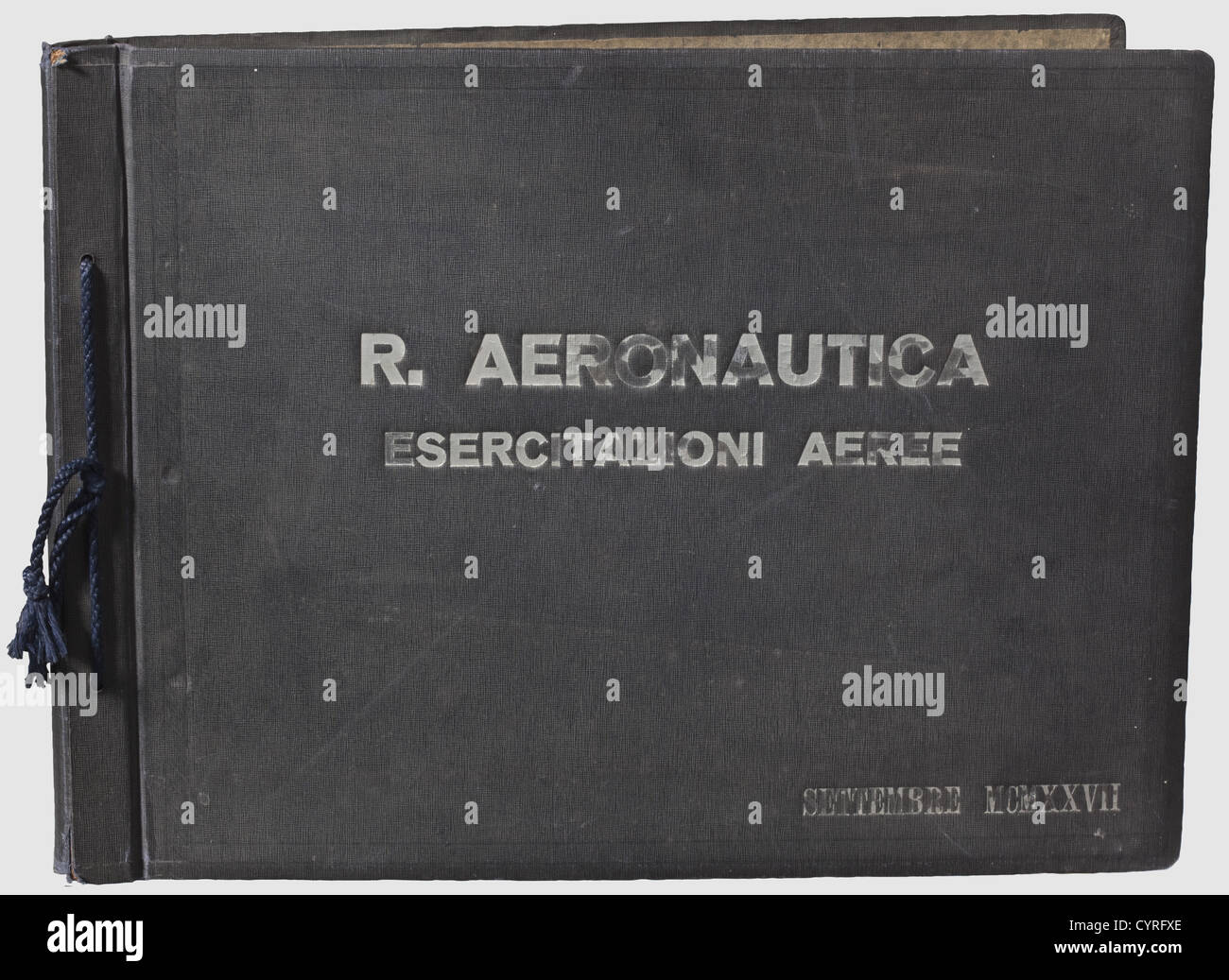 Regia Aeronautica Italiana,Esercitazioni Aeree Settembre 1927 Album photo de grande taille avec 66 photos, certaines en grande taille. Le sujet est des exercices de formation de la Royal Italian Air Force en septembre 1927, avec des images de l'état-major général sur le stand de révision, Italo Balbo en uniforme de la force aérienne ainsi que dans le kit de vol après un vol, vues panoramiques de l'aérodrome, examen du personnel de l'aviation, photos de nuit, avion en camouflage et stockage, transport bombes aériennes ainsi que de nombreuses photos aériennes. Avec une carte de dédicace collée, la letterhea, droits-supplémentaires-Clearences-non disponible Banque D'Images