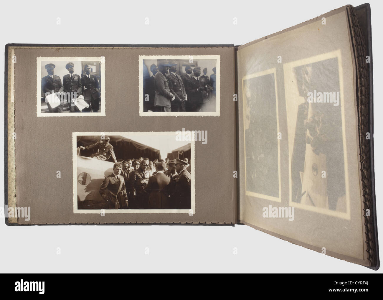 Regia Aeronautica Italiana,Esercitazioni Aeree Settembre 1927 Album photo de grande taille avec 66 photos, certaines en grande taille. Le sujet est des exercices de formation de la Royal Italian Air Force en septembre 1927, avec des images de l'état-major général sur le stand de révision, Italo Balbo en uniforme de la force aérienne ainsi que dans le kit de vol après un vol, vues panoramiques de l'aérodrome, examen du personnel de l'aviation, photos de nuit, avion en camouflage et stockage, transport bombes aériennes ainsi que de nombreuses photos aériennes. Avec une carte de dédicace collée, la letterhea, droits-supplémentaires-Clearences-non disponible Banque D'Images