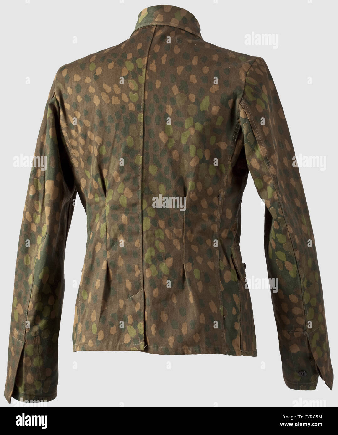 Uniforme de camouflage M 43 de Waffen-SS,Tunique Field 1 er modèle de tissu de désert italien imprimé d'un côté avec motif de camouflage « Erbstarn », boutons en verre laqué sable couleur, aigle à manches bevo de couleur sable sur sol noir, intérieur estampillé de 'S-BW' et spécification de taille. Le pantalon de tissu de forage (matériaux différents), l'extérieur également imprimé avec le motif 'Erbstarn', la doublure blanche estampillée avec les spécifications de taille et de fabricant. Pièces métalliques corrodées,historique,historique,années 1930,20e siècle,Seconde Guerre mondiale / Seconde Guerre mondiale,objet,o,droits supplémentaires-Clearences-non disponible Banque D'Images