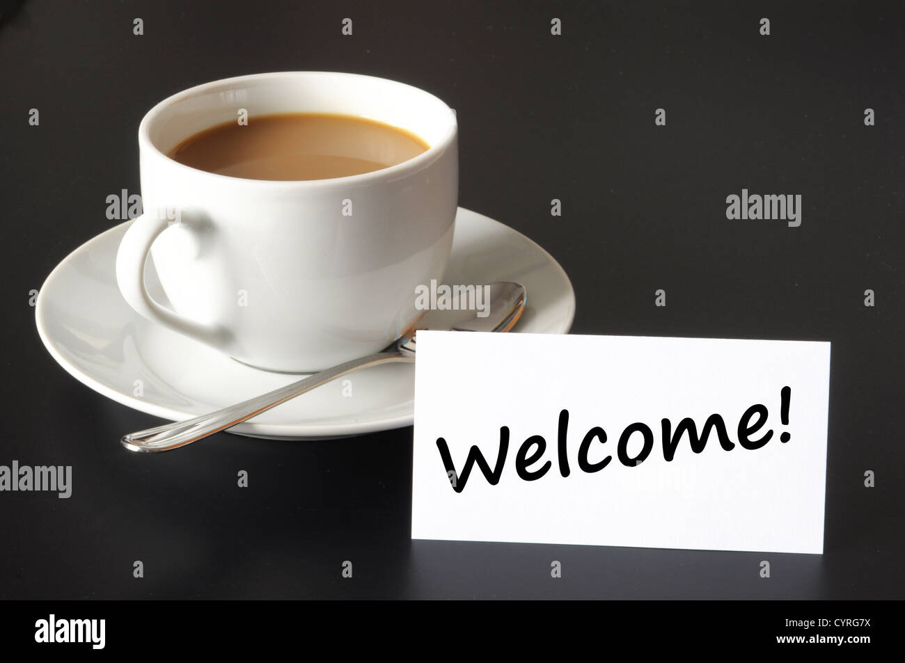 Bienvenue concept avec tasse de café et de messages texte sur noir Banque D'Images
