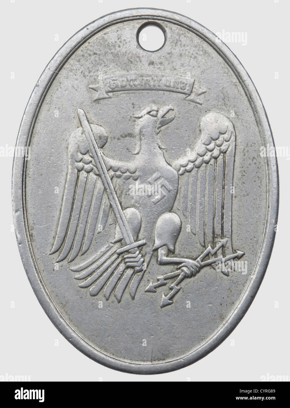 Un insigne de police pour un surintendant, du département d'enquête criminelle de la Prusse nord badge ovale en argent nickel, le devant montre un aigle prussien avec swastika sous un bandeau 'Gott mit unss' (Dieu avec nous), au dos un svastika avec un service de secours 'Preuß.Gem.Krim.Polizei'(département de Norden),au nord de l'enquête,au nord,un badge de police municipal de Norden Nombre '1' ainsi que deux marques centrées comme remplisseurs.Dimensions environ 51 x 37.1 mm.extrêmement rare en raison du fait que peu de surintendants, droits supplémentaires-Clearences-pas disponible Banque D'Images