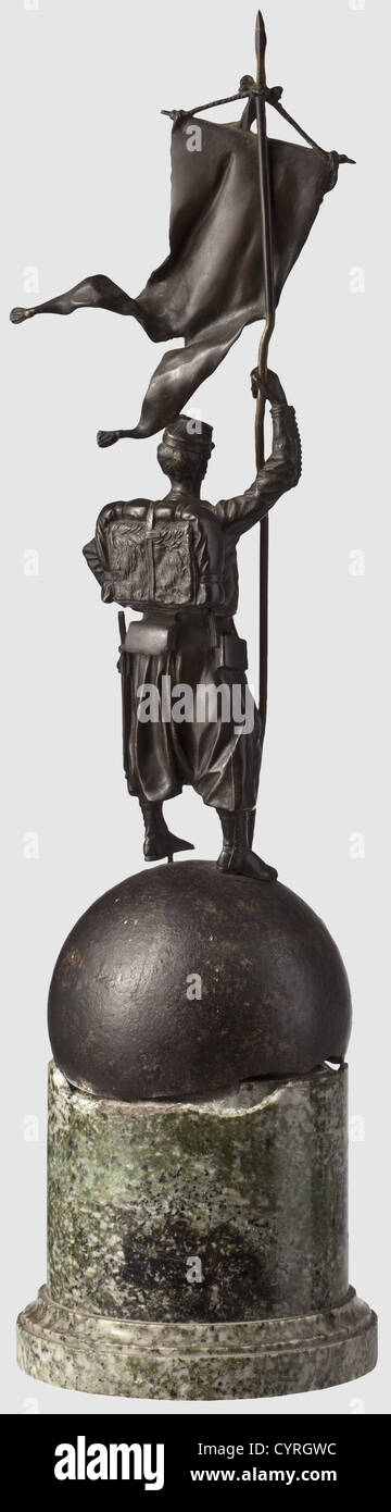 Officier aux Zouaves Pontificales,UNE sculpture en bronze,fin du XIXe siècle UNE statue d'un zouave pontifical avec pack de terrain et bannière(détachable)'coeur de Jésus - Sauvez la France',montée sur un canon en fer. Base en marbre vert endommagé avec plaque 'Etats Pontifical 1861 - 1870 Ceprano,Farnese,Mentana,Monterotondo,Siège de Rome - France 1870 - 1871 Bonneval,Villeporchers,Yèvres,Brou,Loigny',sur la plaque de dédicace 'Gaetan de Thiene,Officer aux Zouicaux,Volonnières de Pontifical 'Ouest'. Hauteur 65 cm. Le bataillon(à partir de 1867 ,droits-supplémentaires-Clearences-non disponible Banque D'Images