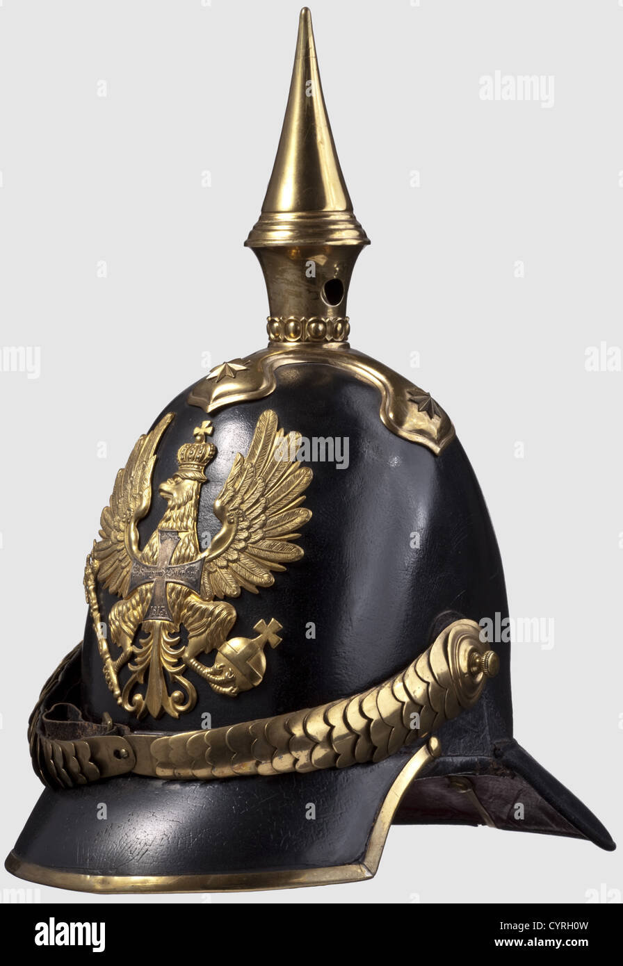 Un casque modèle 1842 pour les officiers de réserve, de la ligne prussienne d'infanterie crâne en cuir laqué noir, garnitures dorées, la plaque d'aigle chargée d'une croix de réserve argentée (un petit morceau du bras supérieur de la croix manquant). Écailles de Chine convexes, cocarde en cuir. Pointes à doublure verte/rouge, doublure en cuir. Toutes les pièces Original, très bien conservé dorure, la surface laquée retravaillée, les vis de la rosette non associées. Autrement magnifiquement conservé casque, historique,historique,19e siècle,Prusse,Prusse,Allemagne,militaria,militaire,objet,objets,stil,droits additionnels-Clearences-non disponible Banque D'Images