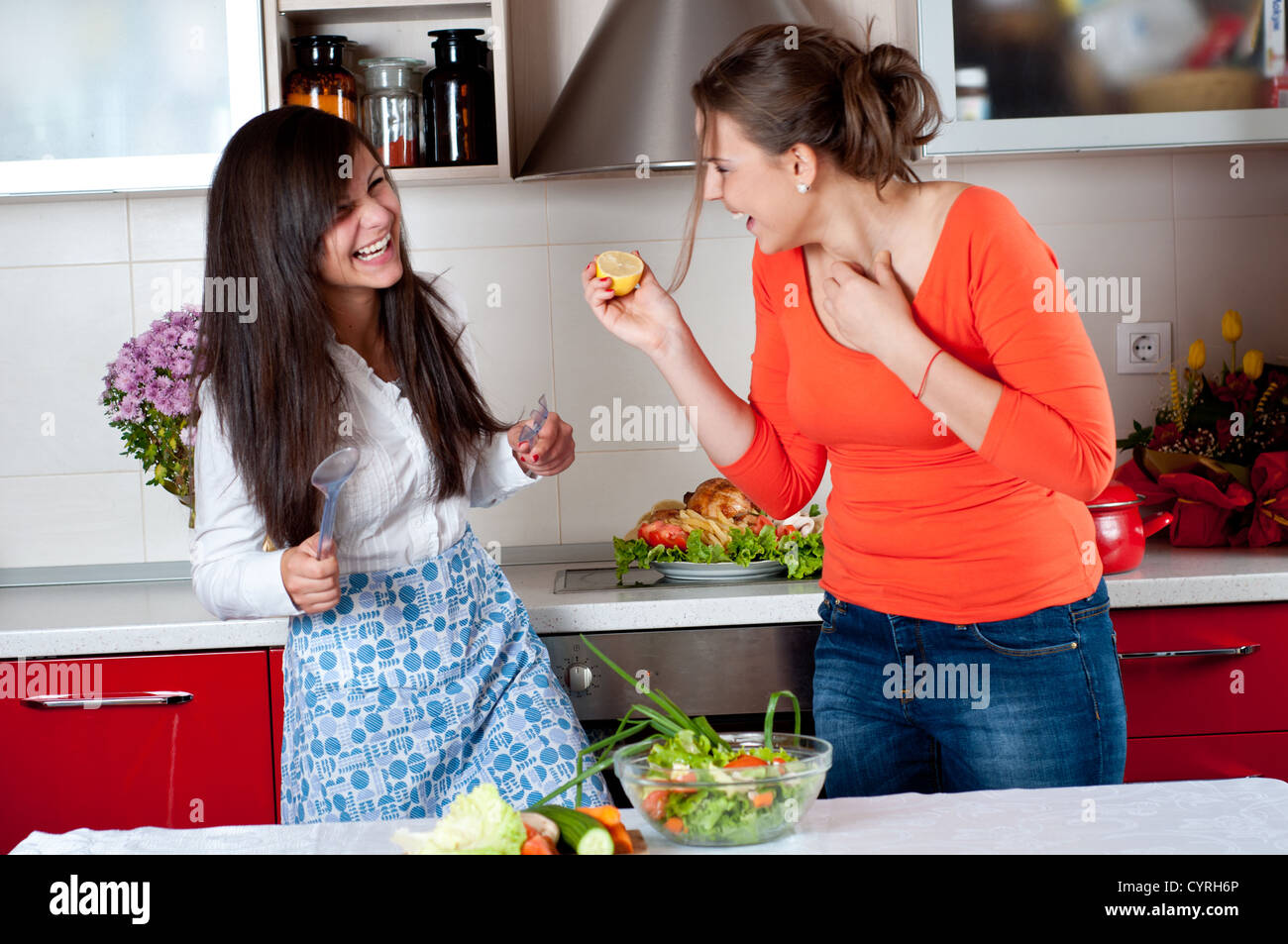 Deux amis ensemble cuisine salade dîner Banque D'Images