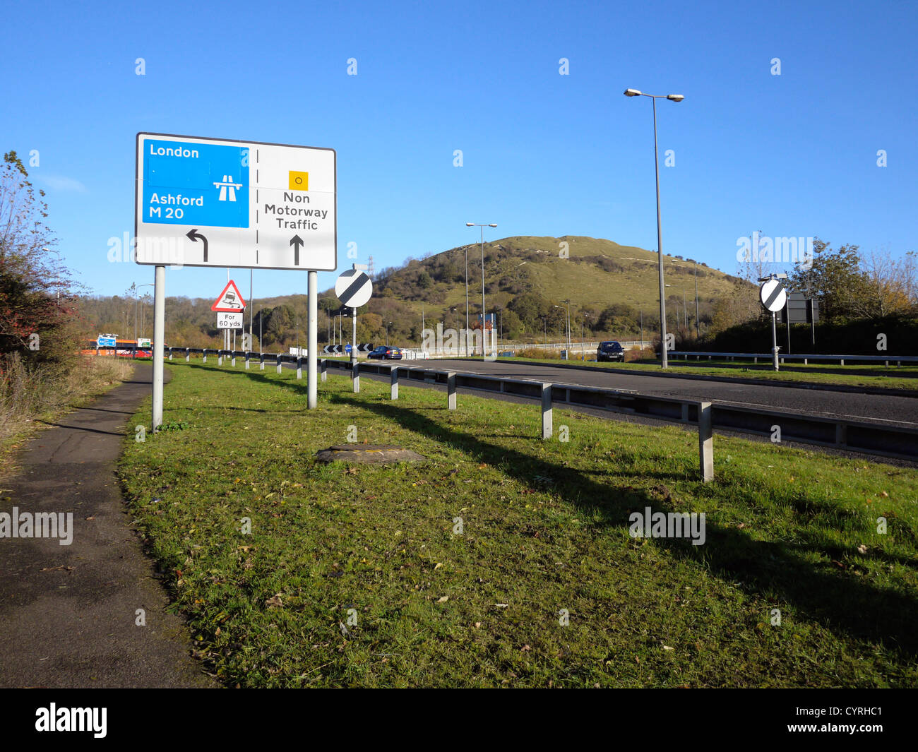 Panneau routier à la jonction 13 de l'autoroute M20 à Coquelles Banque D'Images