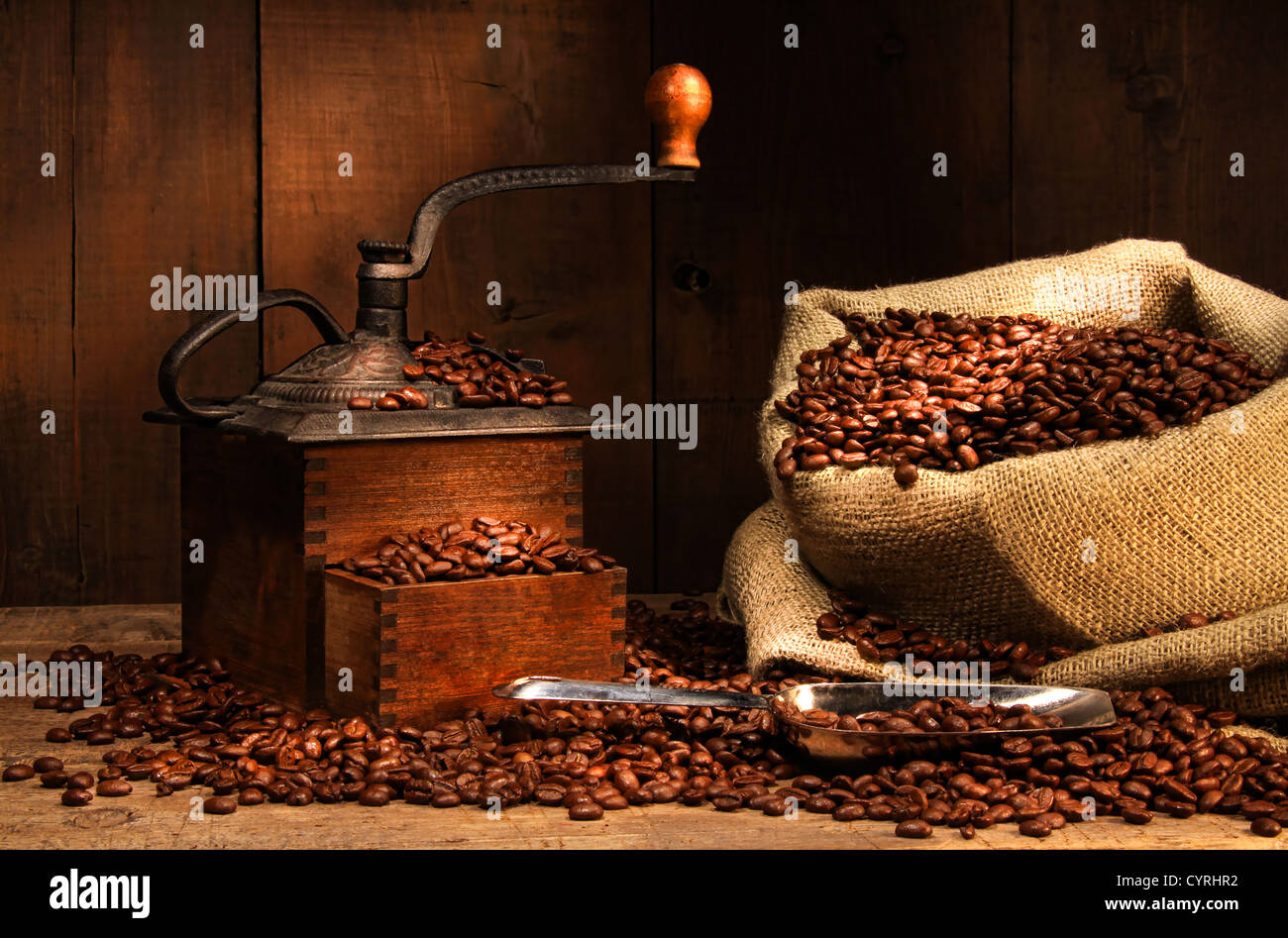 Moulin à café ancien avec des haricots en sac de jute Banque D'Images