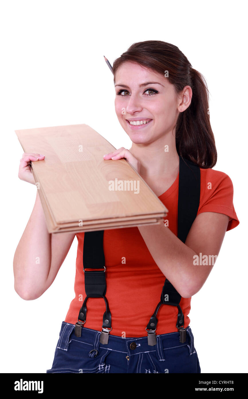 Handywoman maintenant les planches de bois Banque D'Images