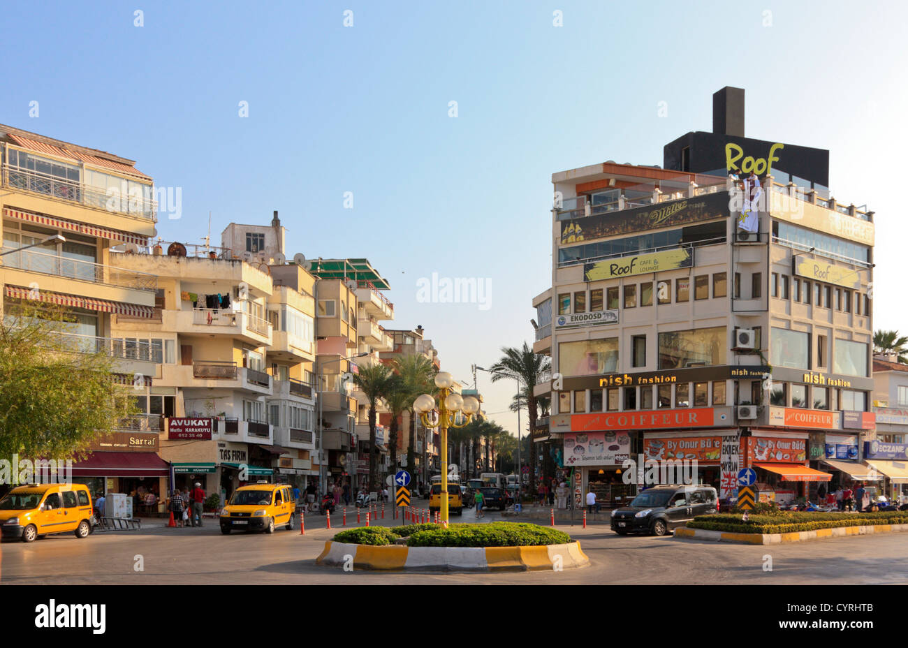 Un petit rond-point sur la route côtière principale de Kusadasi, Côte égéenne, Turquie Banque D'Images