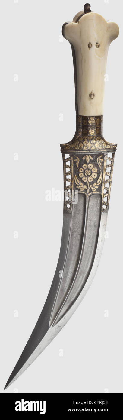Un poignard indien à motif de « Tiger Tooth » incrusté d'or, vers 1800 lame de Damas à double tranchant avec une nervure centrale, pointe et bords renforcés. La base de la lame affiche des motifs géométriques ajourés et des motifs floraux coupés incrusté en or des deux côtés. Fixations en fer incrustées d'or avec balances à poignée en ivoire rivetées. Longueur 33 cm, historique, historique, 19e siècle, arme de main, armes à main, main, throuning, propulseurs, lame, lames, arme, armes, armes, armes, objet, objets, alambics, clippings, découpe, découpe, découpes, droits supplémentaires-Clearences-non disponible Banque D'Images