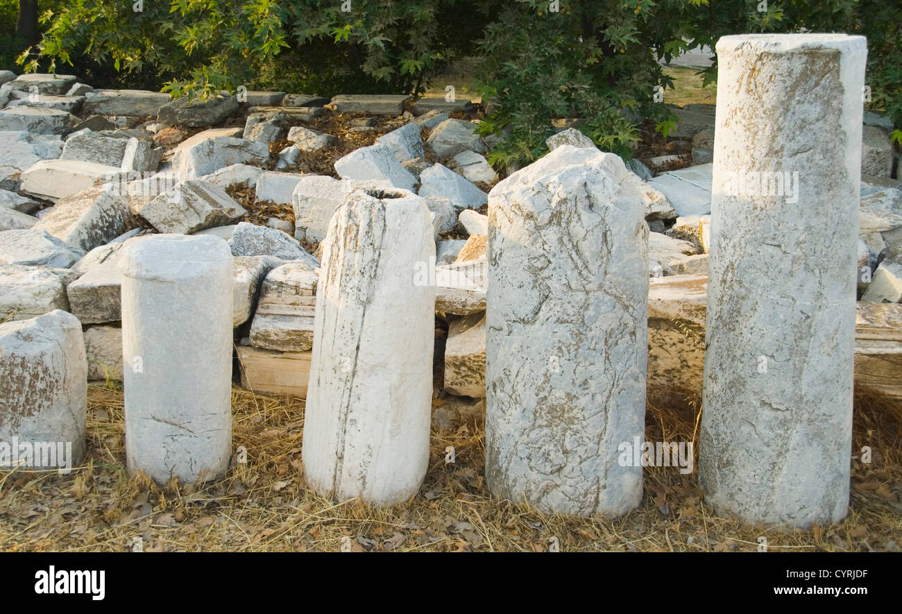 Ruines de colonnes dans un champ, l'Acropole, Athènes, Grèce Banque D'Images