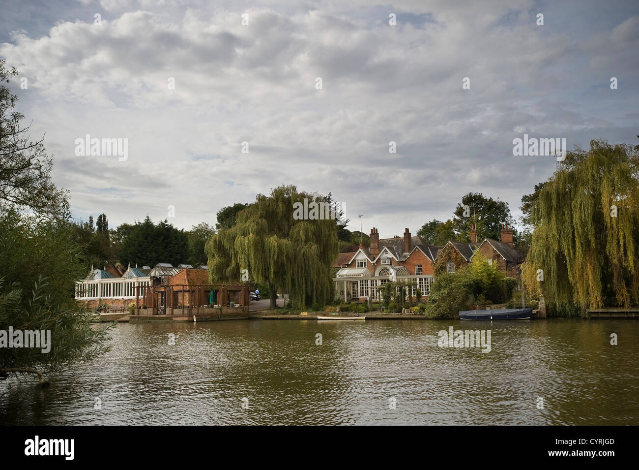 Grand, cher propriétés sur les rives de la Tamise près de South Stoke, Oxfordshire, UK Banque D'Images