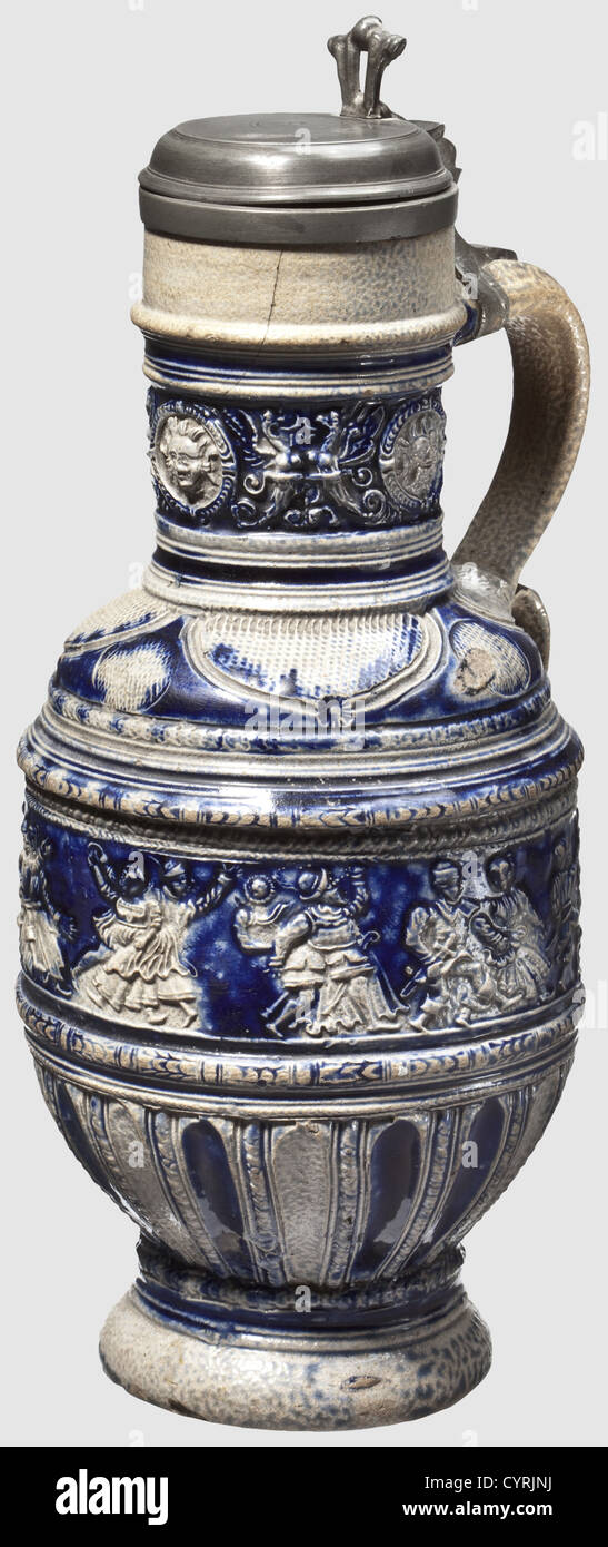 Une carafe de danse paysanne, Raeren, vers 1580, en grès gris avec des endroits bleu engobing. Un pot de ventre rond avec col cylindrique et poignée de sangle. Le corps entouré d'une frise représentant des couples paysans dansants. Un petit morceau cassé au niveau de la lèvre et un ca. fissure de 4 cm. La lèvre est entourée d'un cerceau en étain. Couvercle à charnière équipé d'un levier à l'avant de la paume. Hauteur 29.5 cm, historique, historique, XVIe siècle, artisanat, artisanat, artisanat, artisanat, objet, objets, alambics, découpe, coupures, découpe, découpe, navire, navires, droits additionnels-Clearences-non disponible Banque D'Images