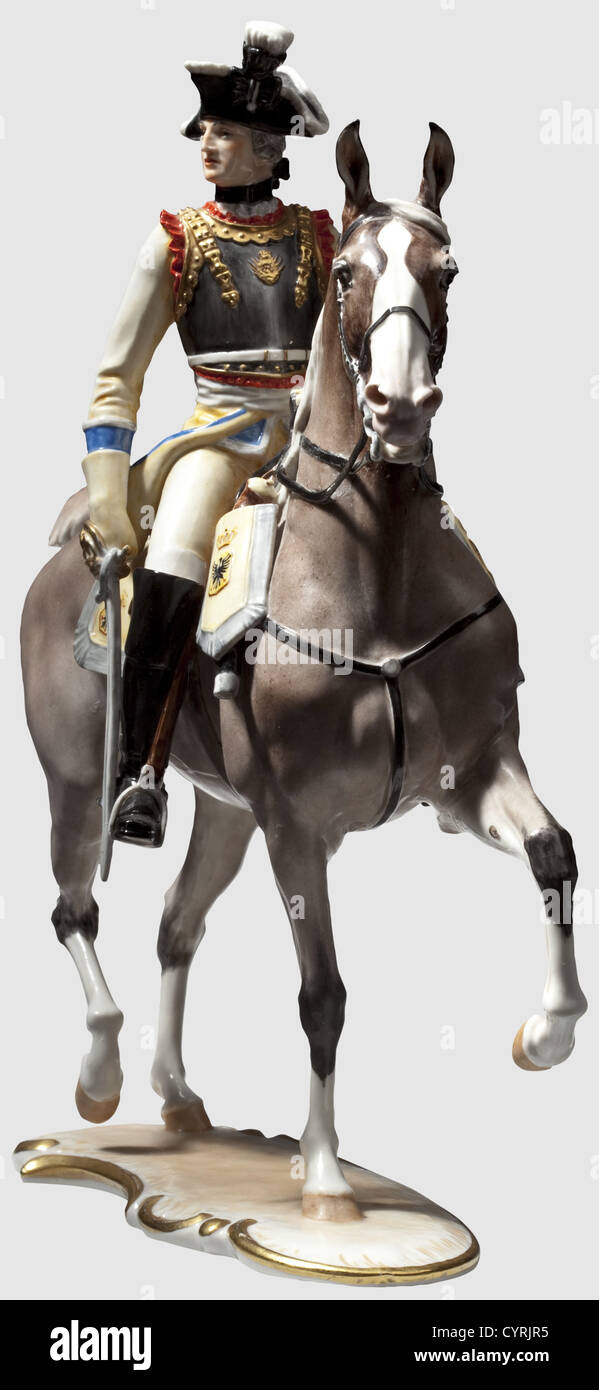 Un officier Seydlitz-Cuirassier,Allach Porcelain Factory UNE très rare version ancienne de la figure en porcelaine peinte en couleur avec la tête tournée vers la droite, un petit panache sur le chapeau, une courte file d'attente, et les deux buttes de pistolet pointant vers l'avant. Les fixations sur le cuirass, la garniture de base, le hile de pallash et le scabard sont toujours d'une couleur dorée élaborée, comme tous les morceaux d'avant-guerre, tandis que la production de guerre a été peinte avec une couleur jaune-ocre de remplacement. La signature, T. Kärner' le numéro de modèle '17' et le monogramme 'FNY' pour Franz Nagy enfoncé dans le fond. Fabrication,droits supplémentaires-Clearences-non disponible Banque D'Images