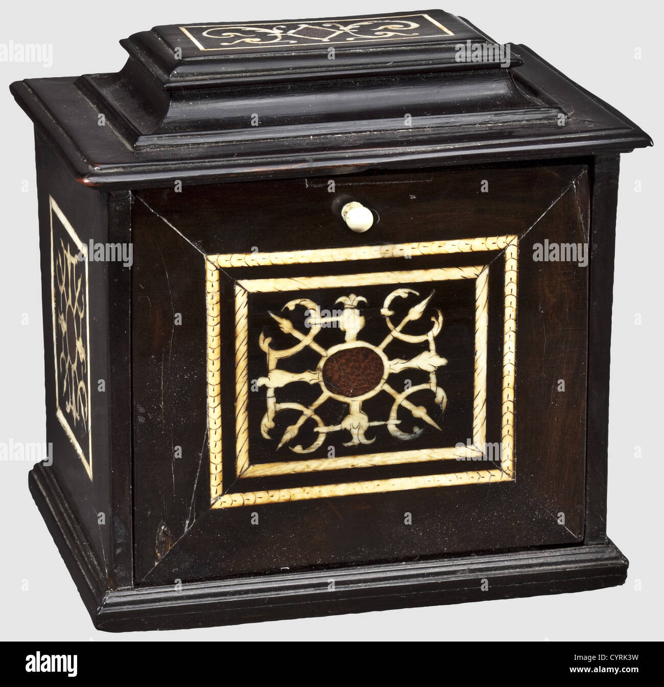 Une commode miniature, Augsburg, vers 1600 corps en bois d'oeuvre rectangulaire avec placage ébène, chaque côté portant intarsia d'ivoire et de bois de racine. Une porte à charnières à l'avant équipée d'une poignée en ivoire tourné. Derrière elle, huit tiroirs en acajou avec incrustations ivoire sur les panneaux avant. Le tiroir central porte un fond de panier de fleurs sculpté en relief. Le couvercle à étages est doté d'un tiroir secret sur le côté. Dimensions 13.5 x 10.5 x 13.5 cm,historique,historique,17ième siècle,artisanat,artisanat,artisanat,objet,objets,photos,découpe,coupures,découpes,droits supplémentaires-Clearences-non disponible Banque D'Images