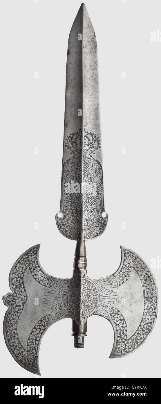 Une tête de halberd gravée, de la Garde suisse de Friedrich III, électeur de Brandebourg et roi en Prusse(1657 - 1713)la lame centrale gravée des deux côtés avec un panneau surmonté d'une couronne royale prussienne et enfermant l'aigle prussien chargé de l'entête royale de cipher 'FR'.crescentic et la lame arrière à triple lobé gravée avec des panneaux de bordure De fleurs à défilement, les deux côtés centrant sur l'ordre prussien de l'aigle noir incorporant la devise 'Suum.Cui.que'.la gravure noircie et partiellement mis sur un sol granulaire contrasté, et thr base,droits additionnels-Clearences-non disponible Banque D'Images