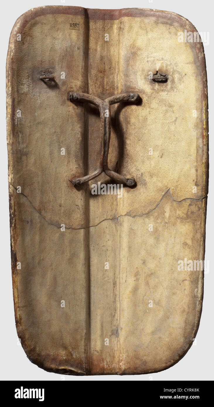 Pavillon de la main sud-allemande, fin du XVe/début du XVIe siècle corps en bois rectangulaire avec coins arrondis et large gouttière angulaire, la face extérieure avec toile gessotée peinte avec les bras de la ville bavaroise de Schongau, un aigle noir affiché chargé d'un bouclier lozengy, le tout sur un sol ocré en pointillés dans une bordure rouge. La face intérieure Conserver son revêtement en cuir d'origine. Avec une paire d'agrafes en fer pour le transport des sangles et poignée en bois et en cuir retenu par quatre grands clous en fer.la face extérieure en général en bon état avec la preuve d'une fin 18, droits supplémentaires-Clearences-non disponible Banque D'Images