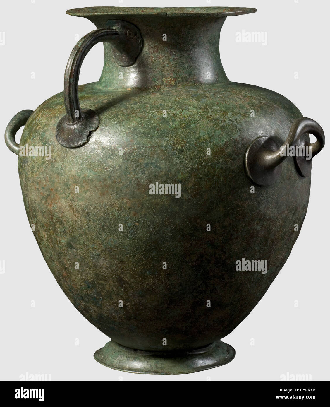 Un hydrie grec de bronze, 5e siècle avant J.-C. Bronze avec patine verdâtre. Ceinture sur un petit pied décalé. Deux poignées sur les côtés. Le col à rebord évasé et une poignée rainurée, la base montrant la décoration gravée. Petites restaurations au corps, une des poignées latérales est un remplacement. Hauteur 39.5 cm. Provenance: Collection privée allemande des années 1980, historique, historique, 20e siècle, monde antique, monde antique, temps antique, objet, objets, alambics, coupure, découpe, découpe, découpe, navire, navires, droits additionnels-Clearences-non disponible Banque D'Images