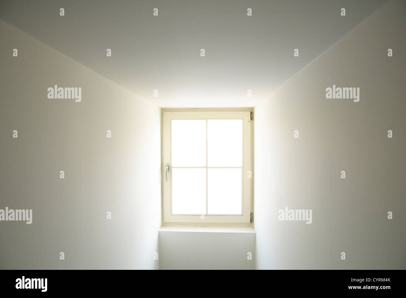 Fenêtre avec copyspace blanc dans une pièce sombre Banque D'Images