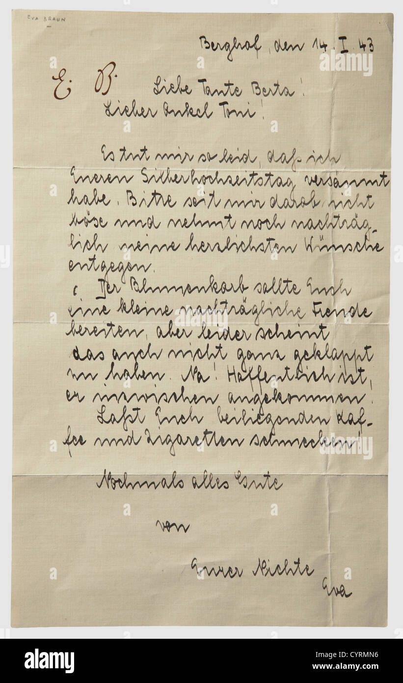 EVA Braun,une lettre manuscrite à sa tante et son oncle 1943 Letterhead avec le monogramme 'E.B.' rehaussé, écrit à l'encre et daté 'Berghof,den 14.I.43'.Eva Braun s'excuse pour avoir manqué leur anniversaire de mariage en argent et envoie un panier de fleurs ainsi que du café et des cigarettes.plié.inclus sont deux cartes postales avec photo, l'une avec les salutations de son père Fritz Braun de 1960, l'autre de sa mère Franziska et soeur Ilse 1969.également trois reproductions de photos d'Eva Braun, d'Eva et Hitler à la Berghof,et de sa famille.Eva Braun se trouva seule à la be,droits additionnels-Clearences-non disponible Banque D'Images