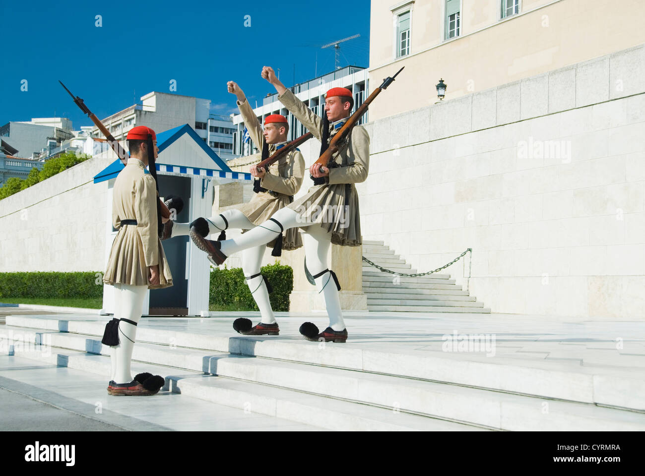 La garde royale à un monument, la Tombe du Soldat inconnu, la Place  Syntagma, Athènes, Grèce Photo Stock - Alamy