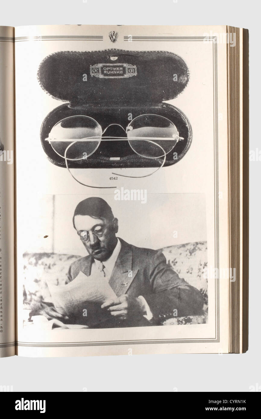 Adolf Hitler, lunettes de lecture avec cadre or et cas sans cadre question, chaque lense avec 2.5 dioptries et la plupart du temps sans rayures. Les temples dorés avec des hallmarks '585', le pont (petite réparation) avec une marque supplémentaire 'OR' de l'opticien de Berlin/Hambourg Ruhnke. Dans un étui en cuir noir peu profond doublé de velours bleu foncé et l'inscription du fabricant « Optiker Ruhnke » dans le couvercle. Hitler portait ces lunettes du milieu des années 1920 jusqu'au peuple historique,historique,des,années 1930,20e siècle,NS,National-socialisme,du nazisme,du troisième Reich,du Reich allemand,de l'Allemagne,des droits additionnels-Clearences-non disponible Banque D'Images