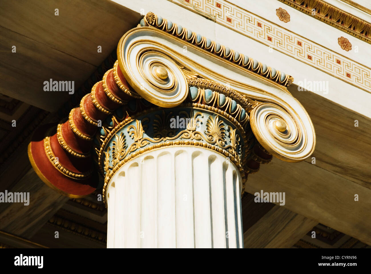 Découpage sur une colonne, l'Académie d'Athènes, Athènes, Grèce Banque D'Images